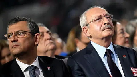 CHP Genel Merkezi’nde Kurultay Kararı Hareketliliği: Özgür Özel Binadan Ayrıldı