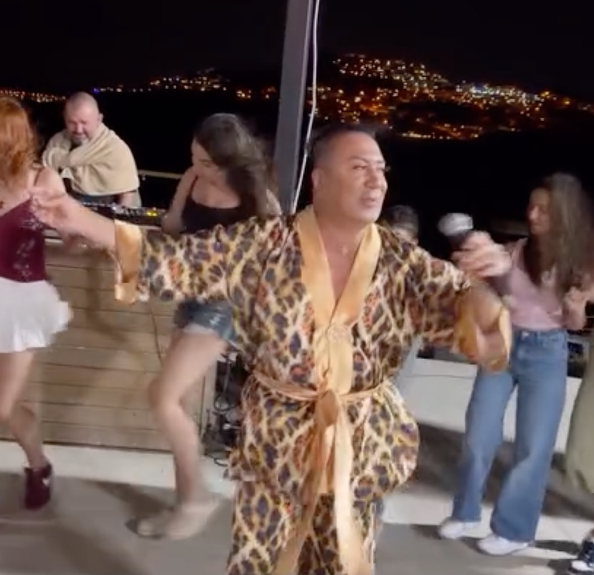 Murat Abi dönemi kısa sürdü leopar kostüm geri geldi