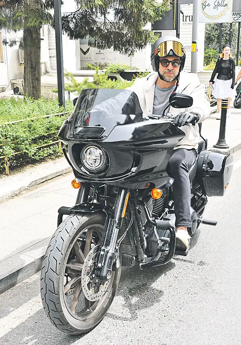 Arnavutköy Sahilinde Motosiklet Keyfi Yapan Engin Altan Düzyatan Objektiflere Takıldı