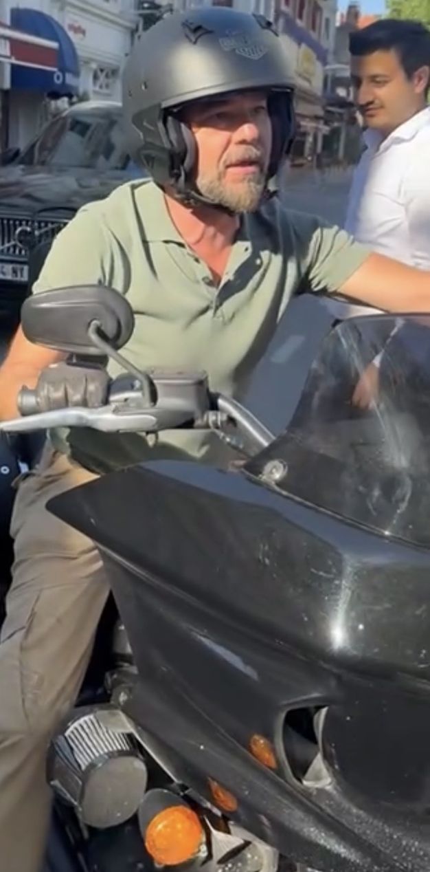 Arnavutköy Sahilinde Motosiklet Keyfi Yapan Engin Altan Düzyatan Objektiflere Takıldı