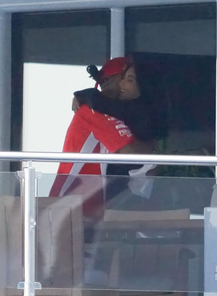 Kim Kardashian sevgilisi Hamilton’ı yatta öpücüklere boğdu