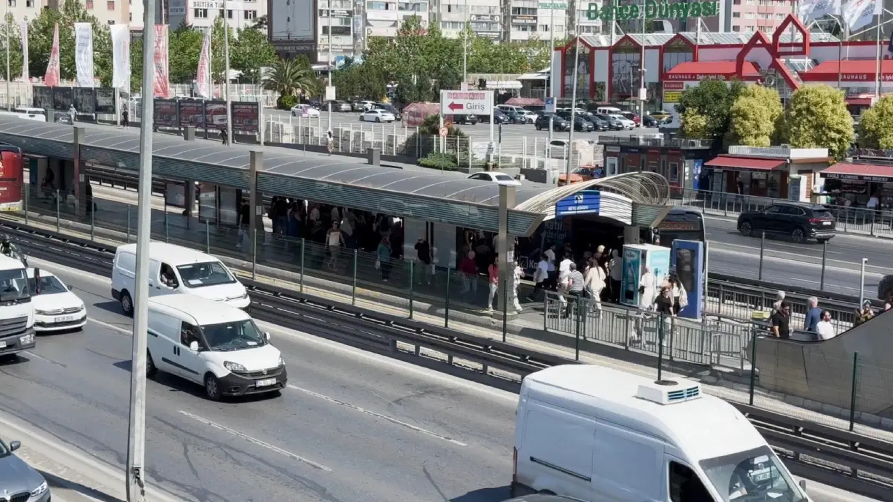Metrobüste yan bakma kagvası cinayetle bitti